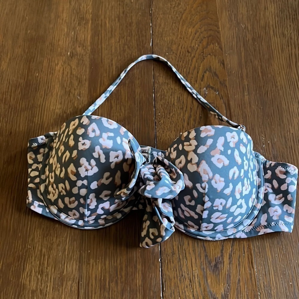Shade & Shore decorative bra top. Size 36B.